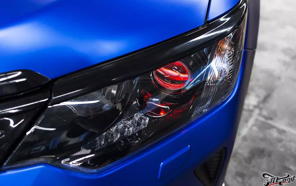 Toyota Camry. Окрас масок фар + красная подсветка линз (выставочный режим).